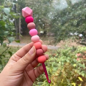 Vibrant Beaded Pink Gradient Crochet Hook size 4.5mm